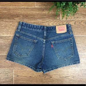 ✨Levi’s Mid Rise 12” Slit Hem Shorts✨